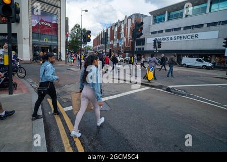 London - August 2021: Ealing Broadway, eine große Hauptstraße in Ealing, West London Stockfoto