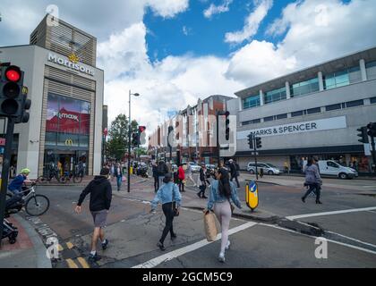 London - August 2021: Ealing Broadway, eine große Hauptstraße in Ealing, West London Stockfoto