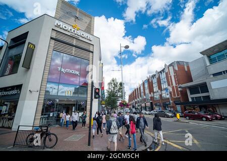 London - August 2021: Ealing Broadway, eine große Hauptstraße in Ealing, West London Stockfoto