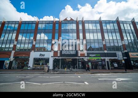 London - August , 2021: Einkaufszentrum Ealing Broadway im Westen Londons Stockfoto