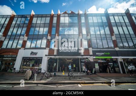 London - August , 2021: Einkaufszentrum Ealing Broadway im Westen Londons Stockfoto