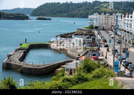 Plymouth, Devon, England, Großbritannien. 2021. Übersicht über den West Hoe Pier bei Flut, kommerzielle Landestelle und kleiner Hafen am Wasser, Plymouth Stockfoto