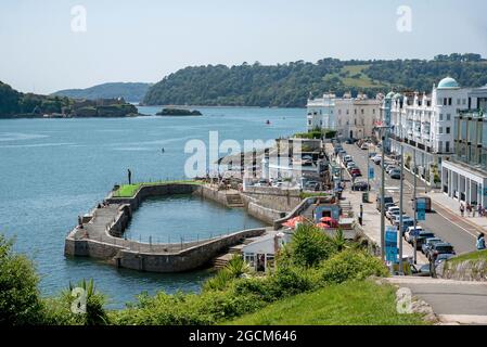 Plymouth, Devon, England, Großbritannien. 2021. Übersicht über den West Hoe Pier bei Flut, kommerzielle Landestelle und kleiner Hafen am Wasser, Plymouth Stockfoto