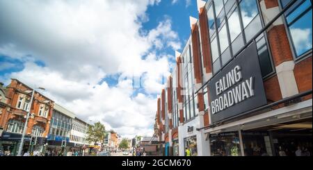 London - August , 2021: Einkaufszentrum Ealing Broadway im Westen Londons Stockfoto