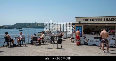 Plymouth, Devon, England, Großbritannien. 2021. Kunden sitzen an Tischen vor einem Café in der Esplande, Plymouth, Großbritannien. Stockfoto