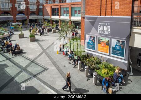 London - August , 2021: Einkaufszentrum Ealing Broadway im Westen Londons Stockfoto
