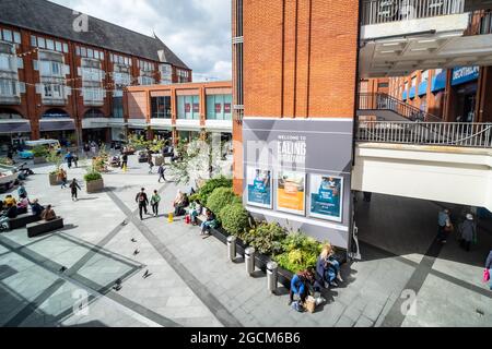 London - August , 2021: Einkaufszentrum Ealing Broadway im Westen Londons Stockfoto