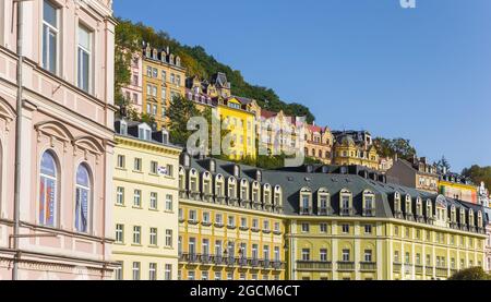 Bunte historische Häuser auf den Hügeln von Karlovy Vary, Tschechische Republik Stockfoto