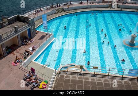 Plymouth, Devon, England, Großbritannien. 2021. Überblick über Tinside Lido an der Plymouth-Küste, historischer Art-Deco-Stil und in Euro unter die zehn besten Außenpools gewählt Stockfoto