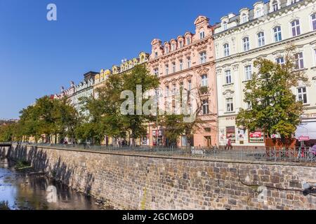 Bunte historische Häuser am Kai in Karlovy Vary, Tschechien Stockfoto