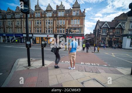 London - August 2021: Ealing Broadway, eine große Hauptstraße in Ealing, West London Stockfoto