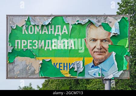 Dnipro, Ukraine - 22. Mai 2021: Alte Wahlplakatwand in einem verlassenen Staat am Straßenrand. Die Bildunterschrift lautet: Team of President Stockfoto