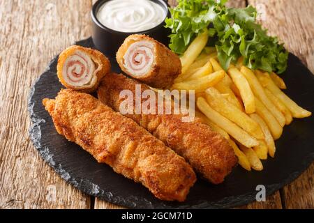 Flamenquin ist ein andalusisches Gericht mit Scheiben von Jamon serrano in Schweinelende eingewickelt, überzogen Brotkrumen Teig und gebraten serviert mit Pommes frites c Stockfoto