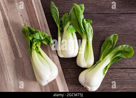 Blick von oben auf frischen Bok Choy, chinakohl, auf rustikalem Holztisch Stockfoto