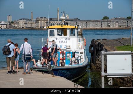 Cremyll, Cornwall, England, Großbritannien. 2021. Passagiere an Bord der Edgcumbe Belle eine kleine Fähre, die zwischen Plymouth und Cremyll mit einer Kulisse von RO fährt Stockfoto