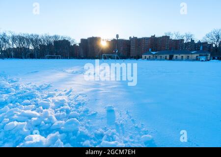 Die Sonne untergeht unter den erschwinglichen Wohnungen in East Village NYC. Stockfoto