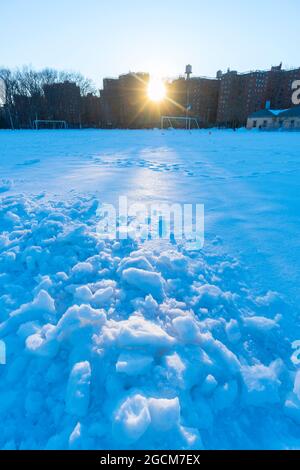 Die Sonne untergeht unter den erschwinglichen Wohnungen in East Village NYC. Stockfoto