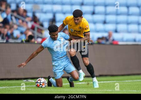 Coventry, Großbritannien. August 2021. Ian Maatsen (leihweise von Chelsea) von Coventry City & Morgan Gibbs-White von Wolves während des Freundschaftsspiel 2021/22 zwischen Coventry City und Wolverhampton Wanderers in der Coventry Building Society Arena, Coventry, England am 1. August 2021. Foto von Andy Rowland. Quelle: Prime Media Images/Alamy Live News Stockfoto