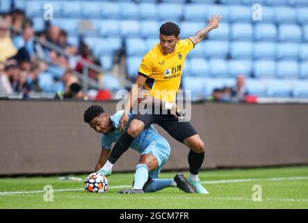 Coventry, Großbritannien. August 2021. Morgan Gibbs-White von Wolves & Ian Maatsen (Leihgabe von Chelsea) von Coventry City während des Freundschaftsspiel 2021/22 zwischen Coventry City und Wolverhampton Wanderers in der Coventry Building Society Arena, Coventry, England am 1. August 2021. Foto von Andy Rowland. Quelle: Prime Media Images/Alamy Live News Stockfoto