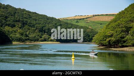 Looe, Cornwall, England, Großbritannien. 2021. Ein Schlauchboot, das seinen Weg entlang des West Looe River macht, einem Gezeitenfluss, der bei Looe ins Meer mündet. Stockfoto