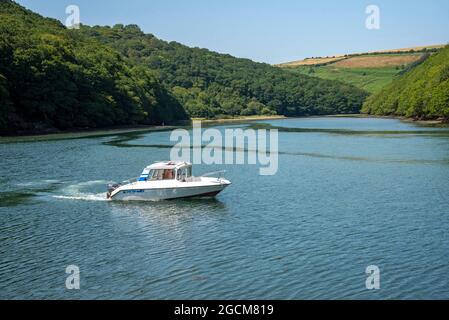 Looe, Cornwall, England, Großbritannien. 2021. Ein Tagesboot auf dem Weg entlang des West Looe River, einem Gezeitenfluss, der sich in Looe mit dem Meer verbindet. Stockfoto