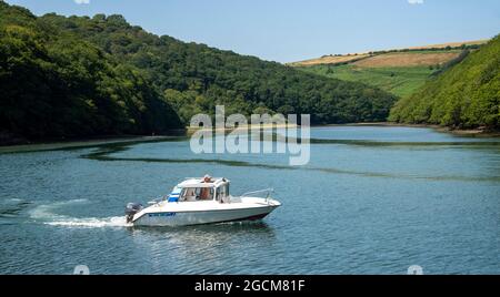 Looe, Cornwall, England, Großbritannien. 2021. Ein Tagesboot auf dem Weg entlang des West Looe River, einem Gezeitenfluss, der sich in Looe mit dem Meer verbindet. Stockfoto