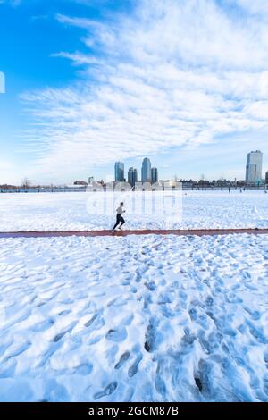 Schnee umhüllt den John V. Lindsay East River Park Track in East Village NYC Stockfoto