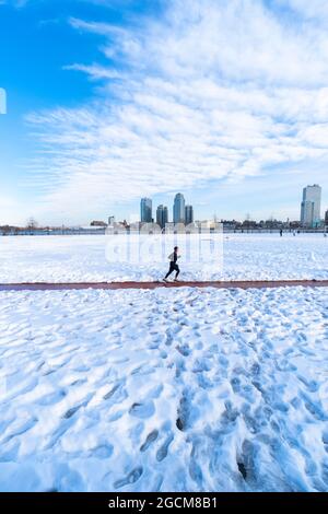 Schnee umhüllt den John V. Lindsay East River Park Track in East Village NYC Stockfoto