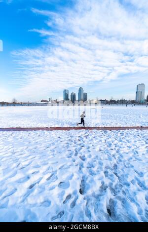 Schnee umhüllt den John V. Lindsay East River Park Track in East Village NYC Stockfoto