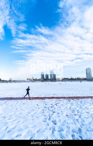 Schnee umhüllt den John V. Lindsay East River Park Track in East Village NYC Stockfoto