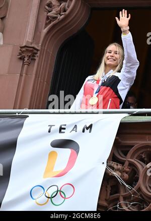 09. August 2021, Hessen, Frankfurt/Main: Aline Rotter-Focken, Olympiasiegerin im Ringen, winkt vom Balkon des Römer während der Begrüßungszeremonie für das Team Deutschland. Nach dem schwächsten Medaillengewinne seit der Wiedervereinigung ist auch der Rest der Delegation des Deutschen Olympischen Sportbundes von den Olympischen Spielen in Tokio zurückgekehrt. Foto: Arne Dedert/dpa Stockfoto