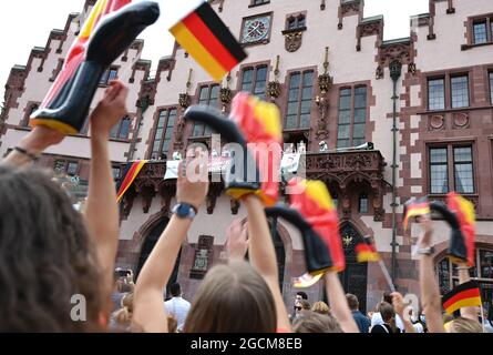 09. August 2021, Hessen, Frankfurt/Main: Eine Gruppe olympischer Teilnehmer wird von Zuschauern auf dem Römerberg bei der Begrüßungszeremonie für das Team Deutschland im Römer gefeiert. Nach dem schwächsten Medaillengewinne seit der Wiedervereinigung ist auch der Rest der Delegation des Deutschen Olympischen Sportbundes von den Olympischen Spielen in Tokio zurückgekehrt. Foto: Arne Dedert/dpa Stockfoto