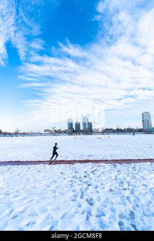 Schnee umhüllt den John V. Lindsay East River Park Track in East Village NYC Stockfoto