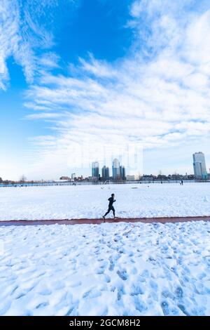 Schnee umhüllt den John V. Lindsay East River Park Track in East Village NYC Stockfoto