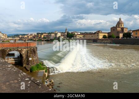 Der Fluss Arno und die Kirche San Frediano (Chiesa di San Frediano in Cestello) in Florenz, Italien. Stockfoto