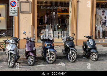 Florenz, Italien - 9. Mai 2010: Scooers in einer Reihe in Florenz, Italien. Stockfoto