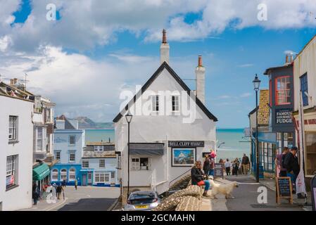 Lyme Regis Stadt, Blick auf traditionelle Geschäfte in der Broad Street im Zentrum von Lyme Regis, Dorset, England, Großbritannien Stockfoto