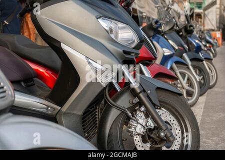 Florenz, Italien - 9. Mai 2010: Scooers in einer Reihe in Florenz, Italien. Stockfoto