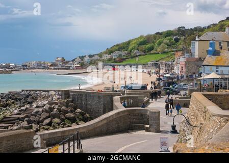 Lyme Regis Dorset, Blick auf Marine Parade Strand entlang der Küste in Lyme Regis, Dorset, England, Großbritannien Stockfoto