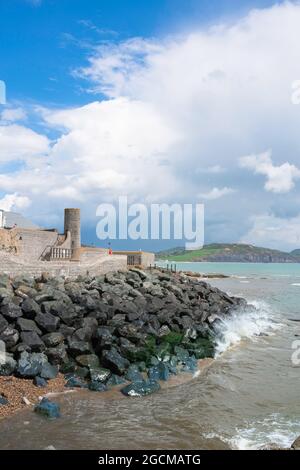 Lyme Regis Rock Point, Blick auf einen Abschnitt des South West Coast Path, der neben Rock Point am Rande der Lyme Regis verläuft, Dorset, England, Großbritannien Stockfoto
