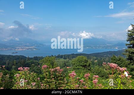 Blick auf Verbania im Piemont und Laveno in der Lombardei vom Monte Mottarone, Lago Maggiore, Italien Stockfoto