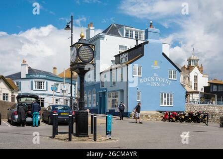 Lyme Regis, Blick auf den historischen Uhrenturm und Rock Point Inn Pub im Zentrum von Lyme Regis, Dorset, England, Großbritannien Stockfoto