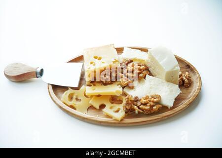 Käseplatte im türkischen Stil aus der Nähe, Details. Kars gruyere und Weißkäse mit Nüssen Stockfoto
