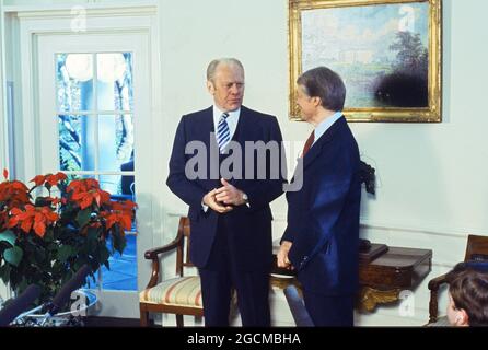 US-Präsident Jimmy Carter, rechts, trifft sich mit dem ehemaligen US-Präsidenten Gerald R. Ford, rechts, um über die bevorstehende Reise von Mr. Ford in den Nahen Osten im Oval Office des Weißen Hauses in Washington, DC am 12. Dezember 1978 zu sprechen.Quelle: Benjamin E. 'Gene' Forte/CNP/Sipa USA Quelle: SIPA USA/Alamy Live News Stockfoto