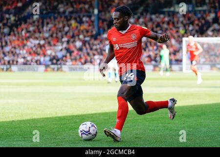 Luton, Großbritannien. August 2021. Fred Onyedinma (24) aus Luton Town während des Sky Bet Championship-Spiels 2021/22 zwischen Luton Town und Peterborough in der Kenilworth Road, Luton, England, am 7. August 2021. Foto von David Horn Credit: Prime Media Images/Alamy Live News Stockfoto