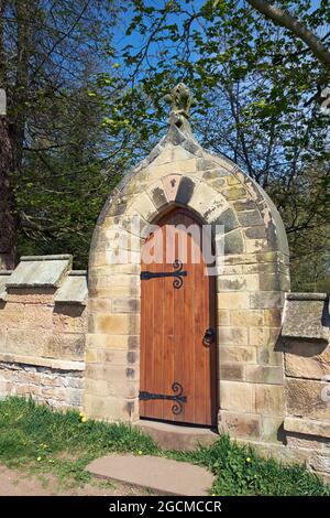 Ein kunstvolles Tor zum Gelände der Newstead Abbey, Nottinghamshire, Großbritannien. Stockfoto