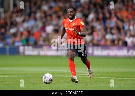 Luton, Großbritannien. August 2021. Fred Onyedinma (24) aus Luton Town während des Sky Bet Championship-Spiels 2021/22 zwischen Luton Town und Peterborough in der Kenilworth Road, Luton, England, am 7. August 2021. Foto von David Horn Credit: Prime Media Images/Alamy Live News Stockfoto