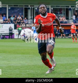 Luton, Großbritannien. August 2021. Fred Onyedinma (24) aus Luton Town während des Sky Bet Championship-Spiels 2021/22 zwischen Luton Town und Peterborough in der Kenilworth Road, Luton, England, am 7. August 2021. Foto von David Horn Credit: Prime Media Images/Alamy Live News Stockfoto