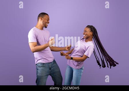 Portrait eines emotionalen schwarzen Paares, das im Studio tanzt Stockfoto