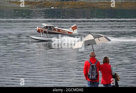 Ein DeHaviland Beaver-Buschflugzeug startet vom Hafen in Ketchikan, Alaska. Bush-Flugzeuge sind gemeinsame Sehenswürdigkeiten in der Hafengegend der Stadt, beide f Stockfoto